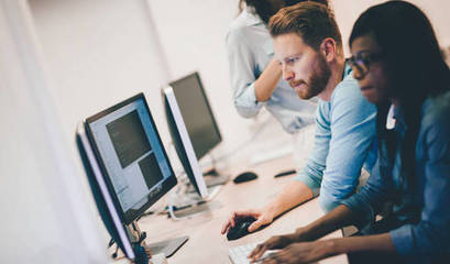 軟件開(kāi)發(fā)人員在項(xiàng)目上工作