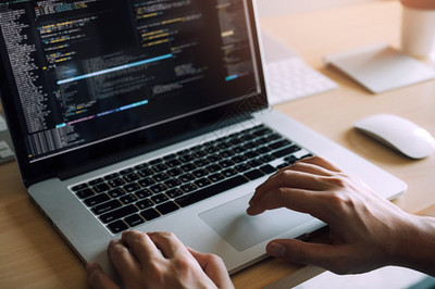 軟件開(kāi)發(fā)者的近視正在認(rèn)真分析計(jì)算機(jī)屏幕上的數(shù)據(jù)